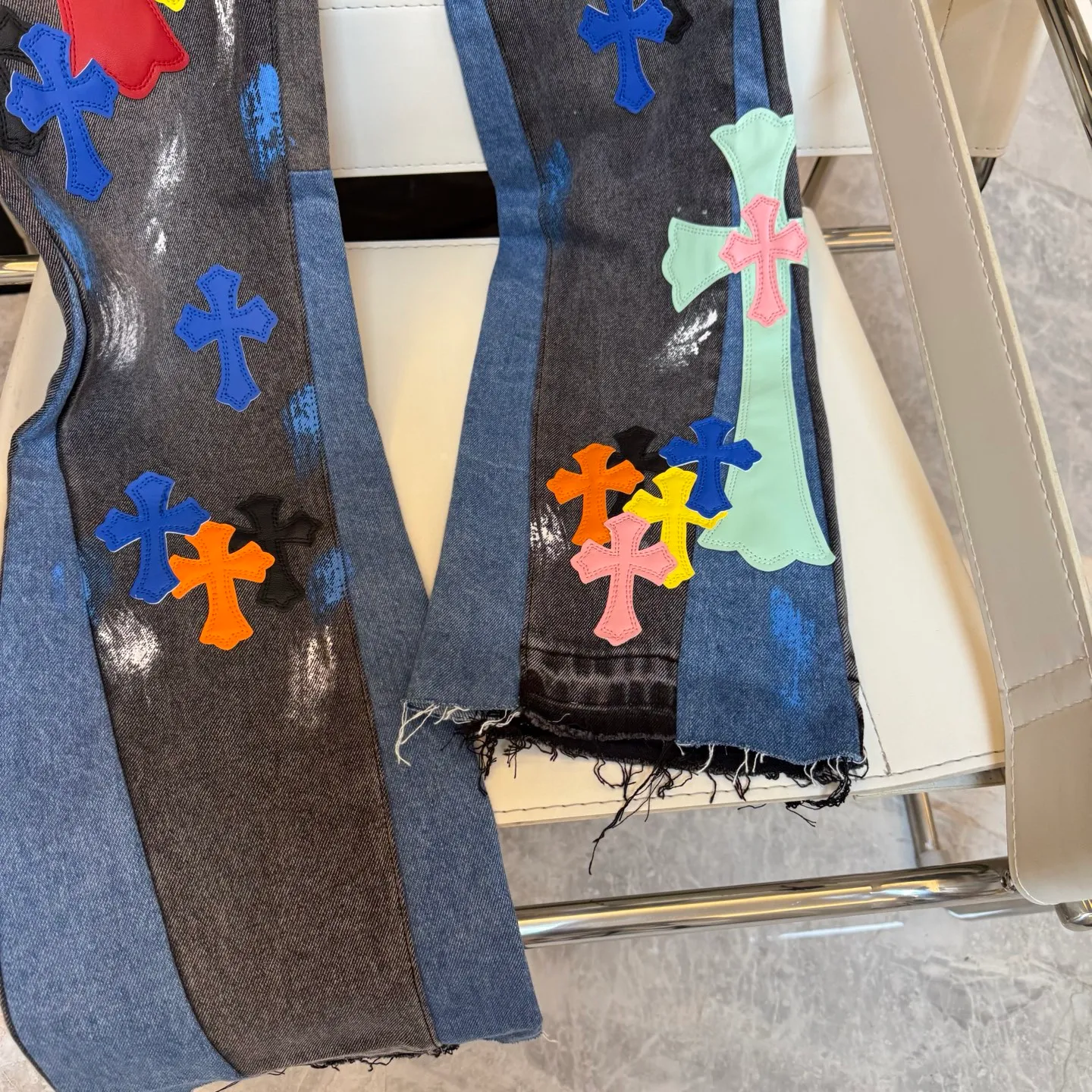 P290 model number: D332 GALLERY DEPT & Chrome hearts co-branded colorful leather cross loose washed flared jeans to truly restore the ultimate vintage texture. Original hardware accessories washed and other elevators, QR code analysis are all purchased from the original factory, high degree of restoration, you are welcome to compare with a certain product~ Three-dimensional version Loose and comfortable, not picky about the body shape Make you taller and slimmer Factory Seiko Original quality control Same style for men and women Can be matched with couples Versatile recommendation Necessary jeans for all seasons Trendy people have been disappointed. From the quality selection of fabrics, the tailoring of details, and the matching of patterns, everything is impeccable! The upper body is so handsome when worn...it can be easily worn by men, women and children! The craftsmanship is made of heavy-duty washed pure cotton denim fabric. After washing, it is soft and thick. It is very stylish when worn. Size: 28, 30, 32, 34, 36 (S-XXL) Color: Stitching Size reference # 28 trouser length 100 waist 72 30 trouser length 102 waist 76 32 trouser length 104 waist 80 34 trouser length 106 waist 84 36 pants length 108 waist circumference 88